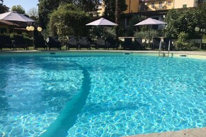 Außenpool (je nach Saison geöffnet), Sonnenschirme, Liegestühle