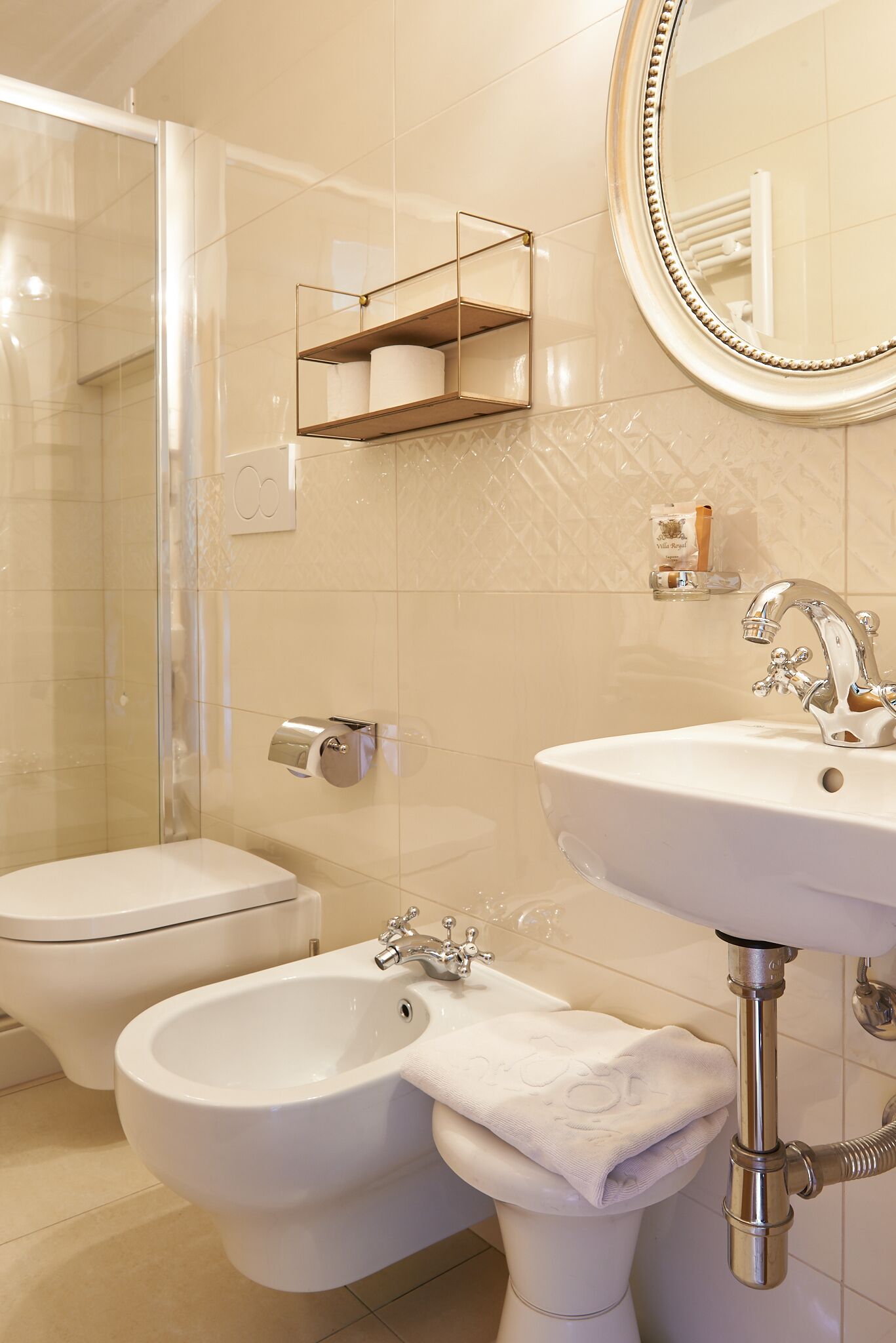 shower, rainfall showerhead, free toiletries, hair dryer