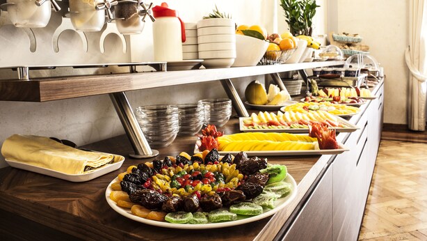 A buffet with various food items and a coffee station. - Villa Royal (Florence)