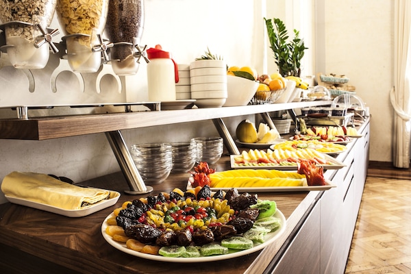 Kontinental frukost varje dag (EUR 15 per person)