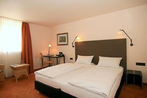 Dobbeltrom – standard (Scheune) | Allergitestet sengetøy, skrivebord og blendingsgardiner