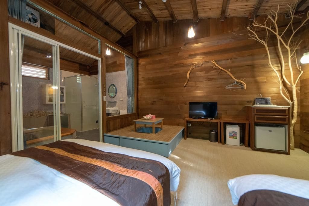 Habitación cuádruple Premier, para no fumadores, vista a la montaña | Cortinas blackout, wifi gratis y ropa de cama 