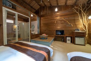  高級四人房 | 遮光布/窗簾、免費無線上網、床單