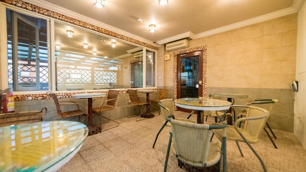 Daily local cuisine breakfast (TWD 40 per person)