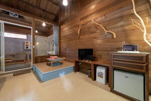  高級四人房 | 遮光布/窗簾、免費無線上網、床單