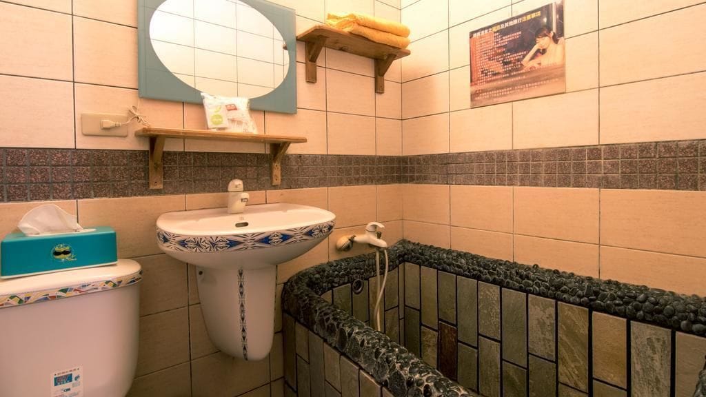 Een badkamer met een wastafel, toilet en bad.