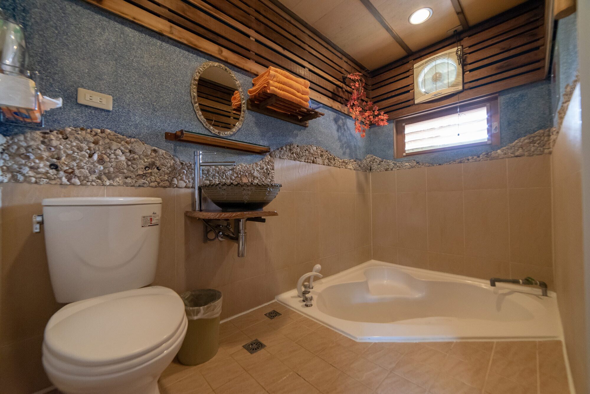 Une salle de bain avec des toilettes, un lavabo et une baignoire.