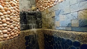 Phòng Suite dành cho gia đình, nhiều giường, không hút thuốc | Phòng tắm | Bồn tắm và buồng tắm vòi sen riêng, bồn tắm nước khoáng 