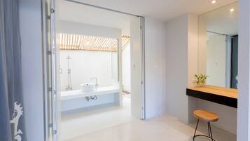 Chambre Double Deluxe, 1 très grand lit, vue piscine, rez-de-chaussée | Draps fournis