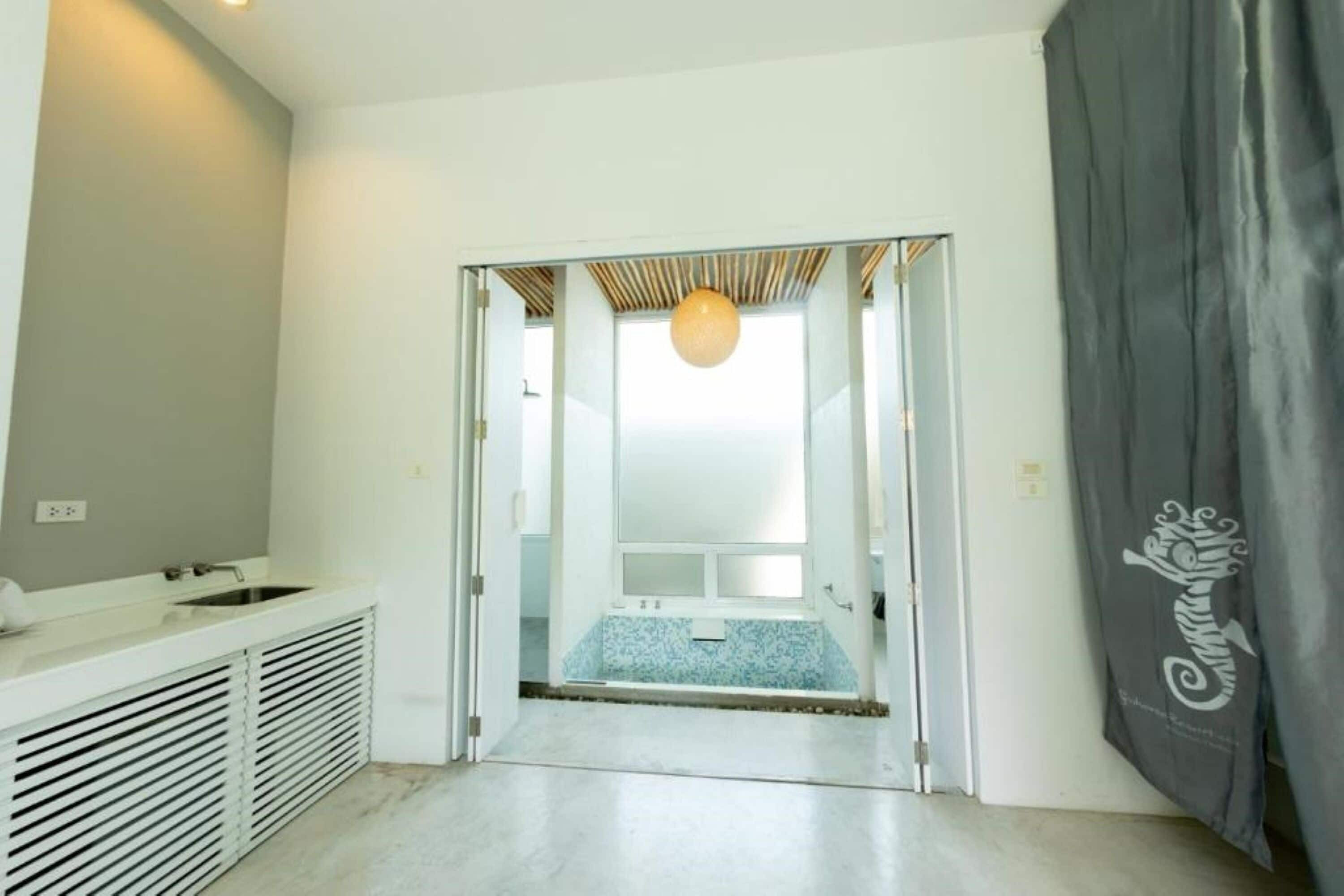 Honeymoon Suite, 1 King Bed | Bathroom | Separate tub and shower, deep soaking tub, free toiletries, hair dryer