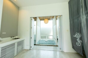 Suite – honeymoon, 1 kingsize-seng | Bad | Separat badekar og dusj og dype avslapningsbadekar