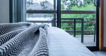 Frente a la costa, cerca de playas, embarcadero, cafetería, tienda y heladería.