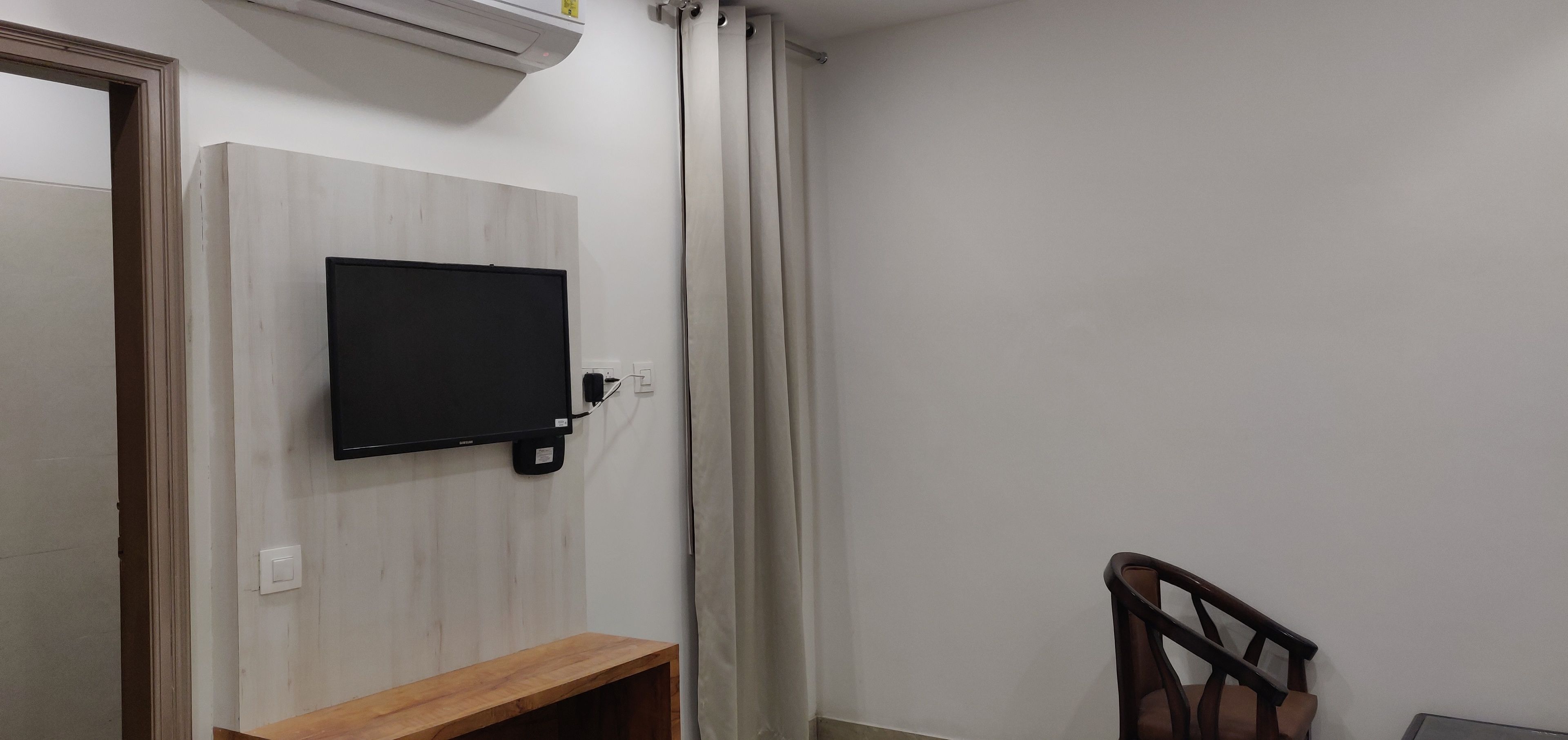 deluxe room, 1 double bed, non smoking | television