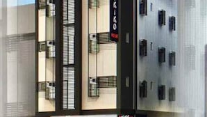 Un edificio moderno a più piani con un logo 'A' ben visibile sulla facciata.