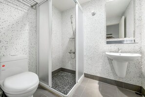 Doppelzimmer | Badezimmer | Dusche, Haartrockner, Hausschuhe, Handtücher