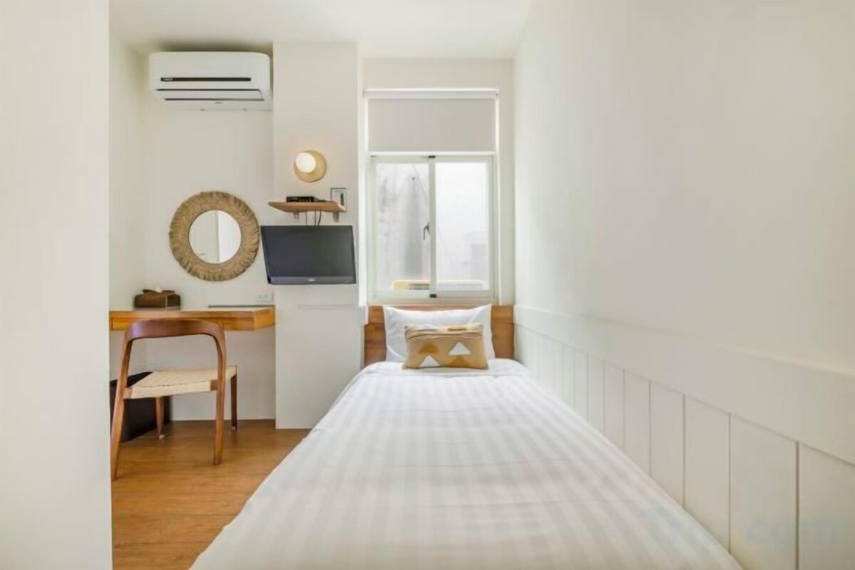 Blackout drapes, WiFi (free), bed sheets
