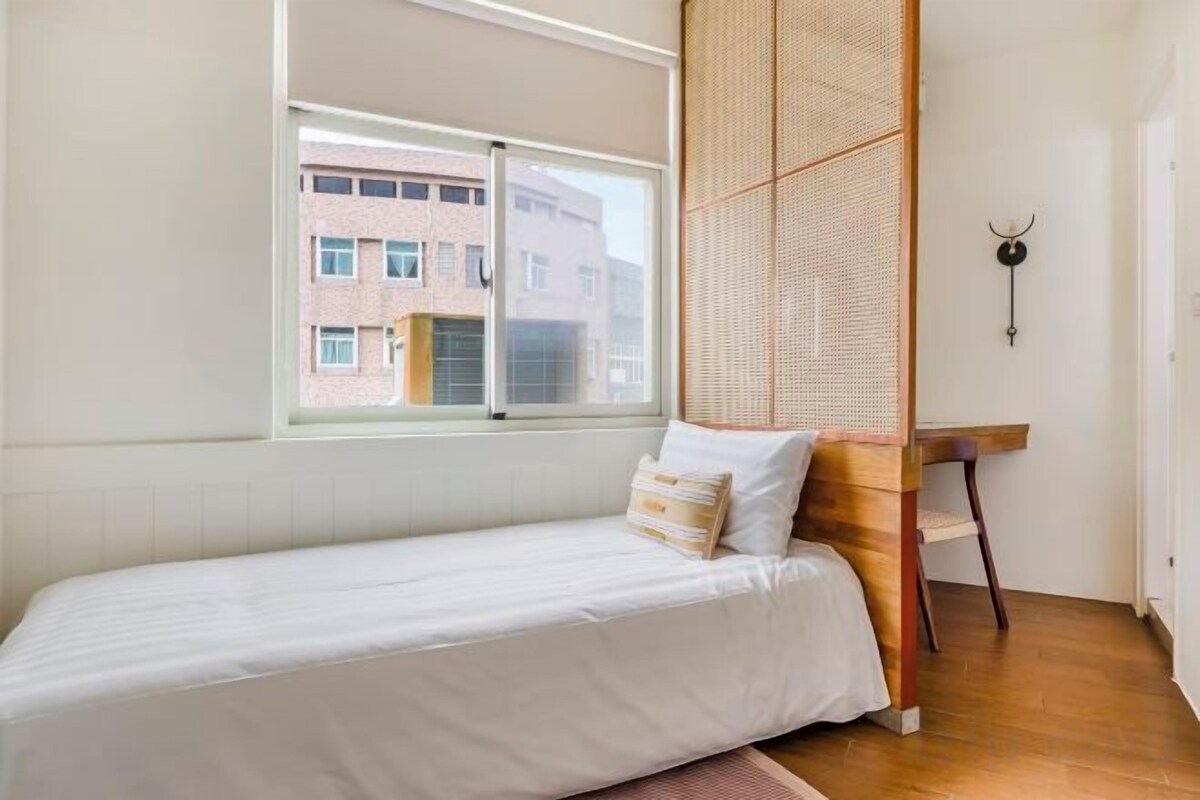 Cortinas blackout, Wi-Fi de cortesia, roupa de cama