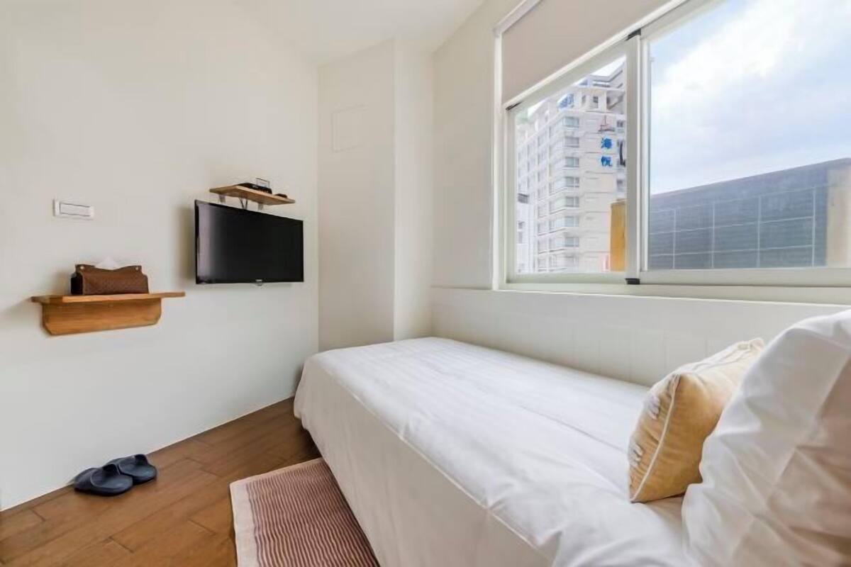 Blackout drapes, WiFi (free), bed sheets
