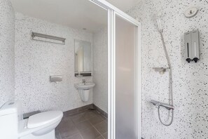 A modern bathroom with a toilet, sink, mirror, and shower. - Chin Style Easy Stay (Magong)