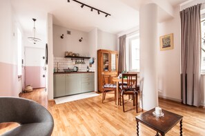 Departamento de diseñador | 1 habitación, decoración personalizada y muebles diferentes 
