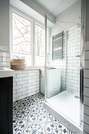 Design-Apartment | Badezimmer | Dusche, Haartrockner, Handtücher