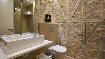 City Studio | Bathroom | Shower, hair dryer, towels