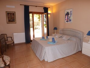4 bedrooms, in-room safe, iron/ironing board, WiFi - Villa in Porto Colom, with pool and surrounded by nature (Porto colom)