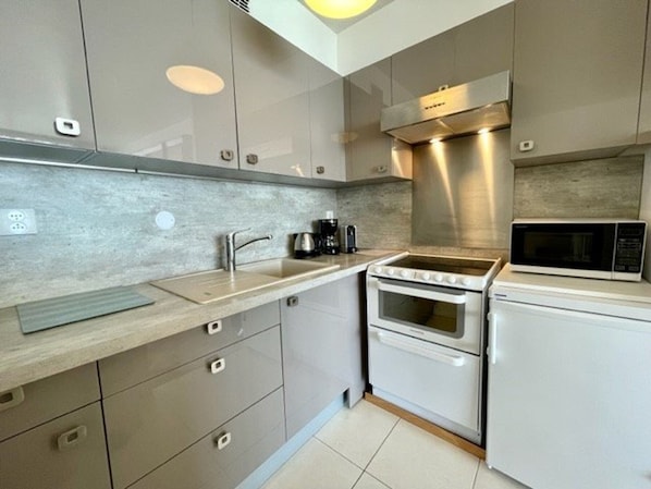 Kühlschrank, Mikrowelle, Ofen, Geschirrspüler