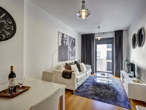 Apartment, 2 Schlafzimmer | Wohnzimmer | Flachbildfernseher