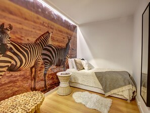 Apartamento, 2 habitaciones | Sistema de insonorización y tabla de planchar con plancha