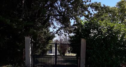 Bright and modern ground floor double bedroom apartment with private garden