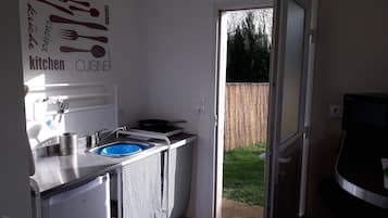 Refrigerador, microondas, parrilla de estufa y cafetera y tetera