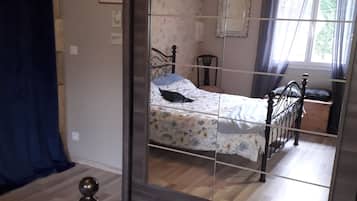 1 habitación, escritorio, tabla de planchar con plancha y wifi