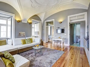 Apartamento, 1 habitación | Sala de estar | Una televisión LCD