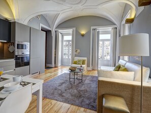 Apartamento, 1 habitación | Sala de estar | Una televisión LCD