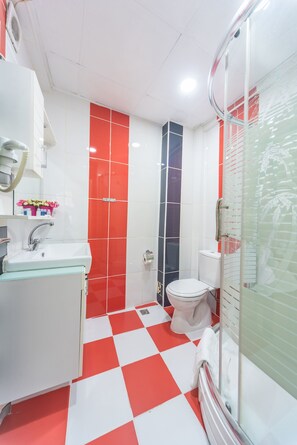 Dusche, kostenlose Toilettenartikel, Haartrockner, Hausschuhe