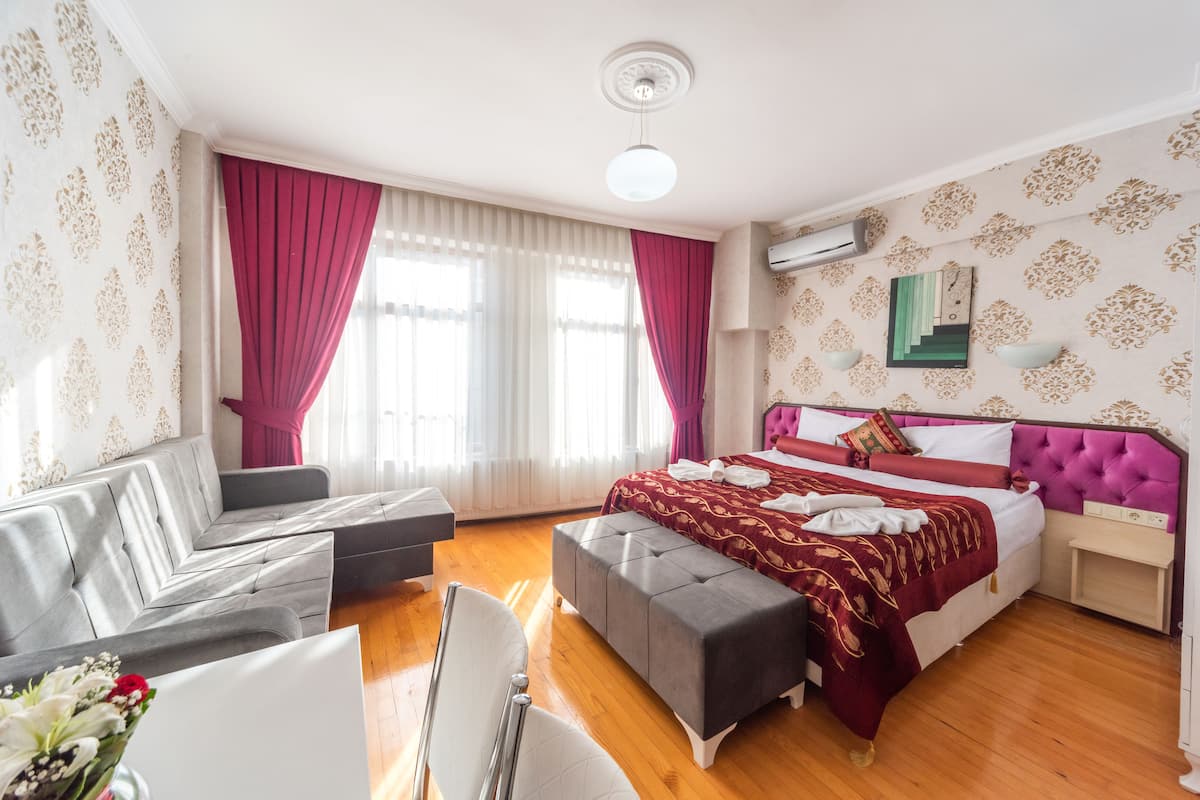 1 Schlafzimmer, Zimmersafe, Schreibtisch, Bügeleisen/Bügelbrett