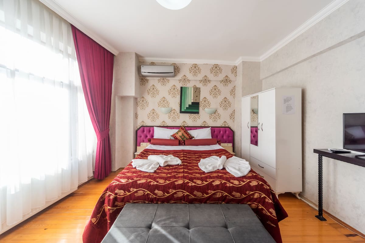1 Schlafzimmer, Zimmersafe, Schreibtisch, Bügeleisen/Bügelbrett