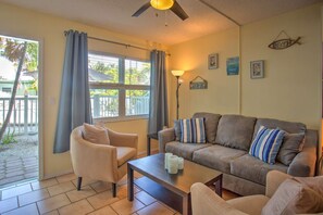 TV - Cozy Condo in Treasure Island. Quick Walk to Beach or Downtown, Boat Dock & Wifi. Great Value! (Treasure Island)