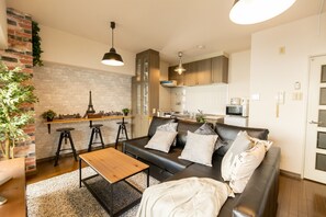 Living room - Shinsaibashi Midtown Apartments (Osaka)