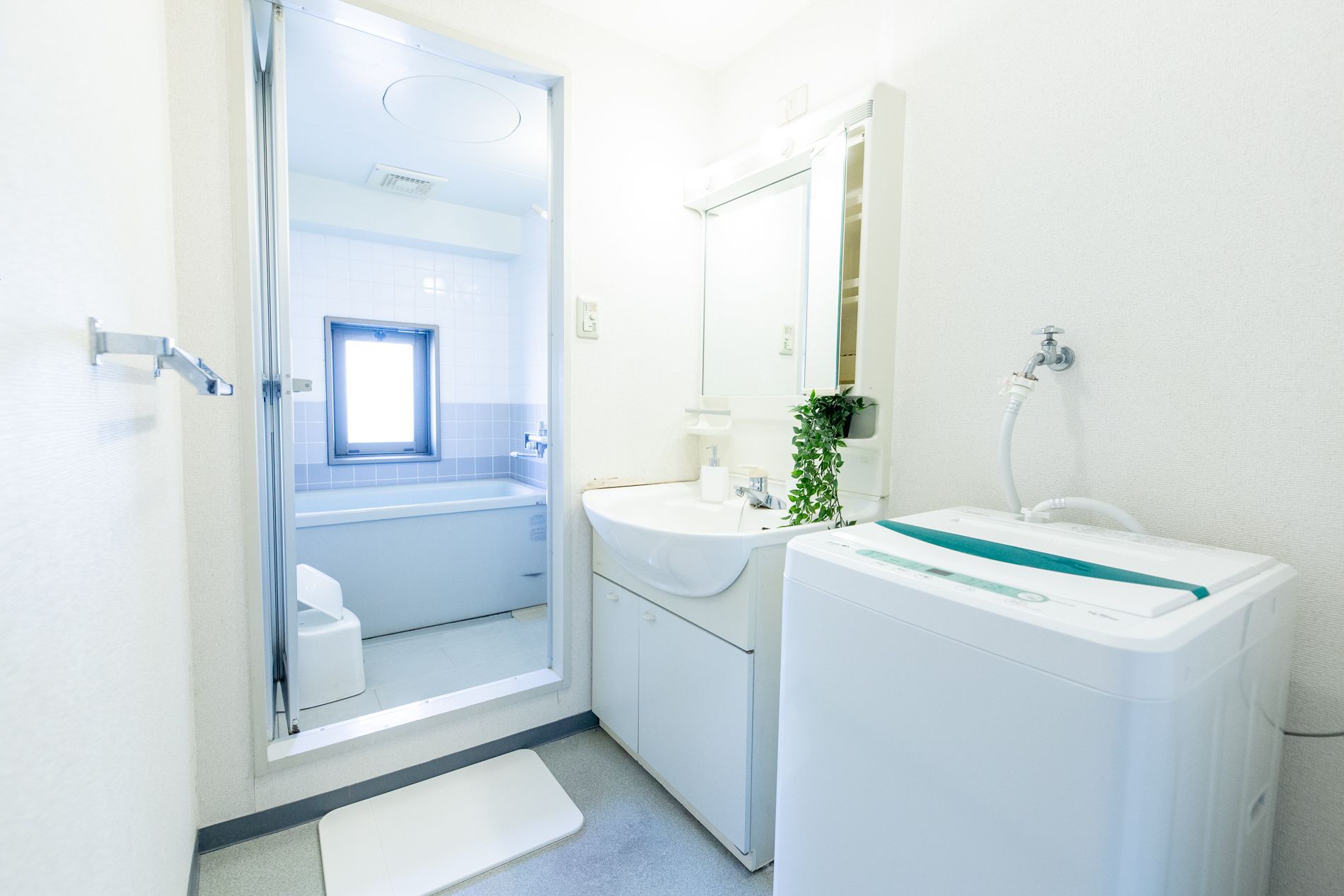 Een moderne badkamer met een douche, wastafel en toilet.