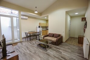 Appartement, 2 chambres | Bureau, chambres insonorisées, fer et planche à repasser, Wi-Fi gratuit