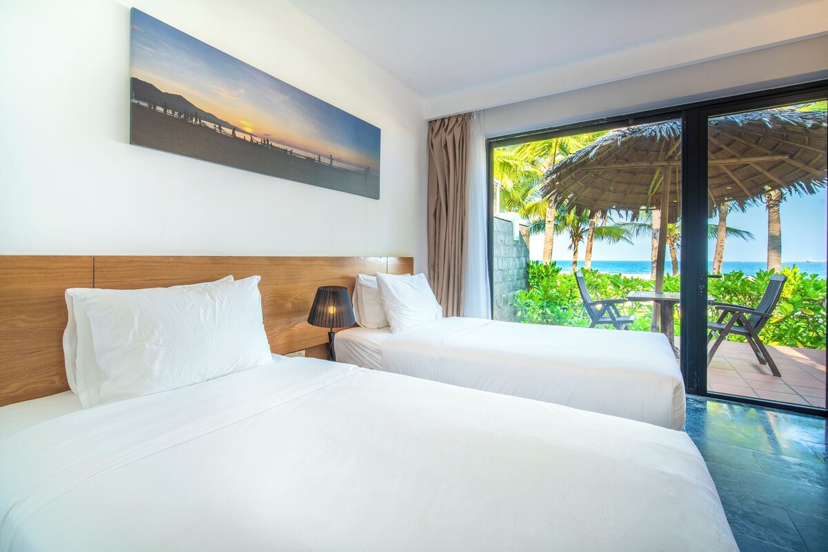 Deluxe Double or Twin Room, Ocean View | Minibar, in-room safe, desk, blackout drapes