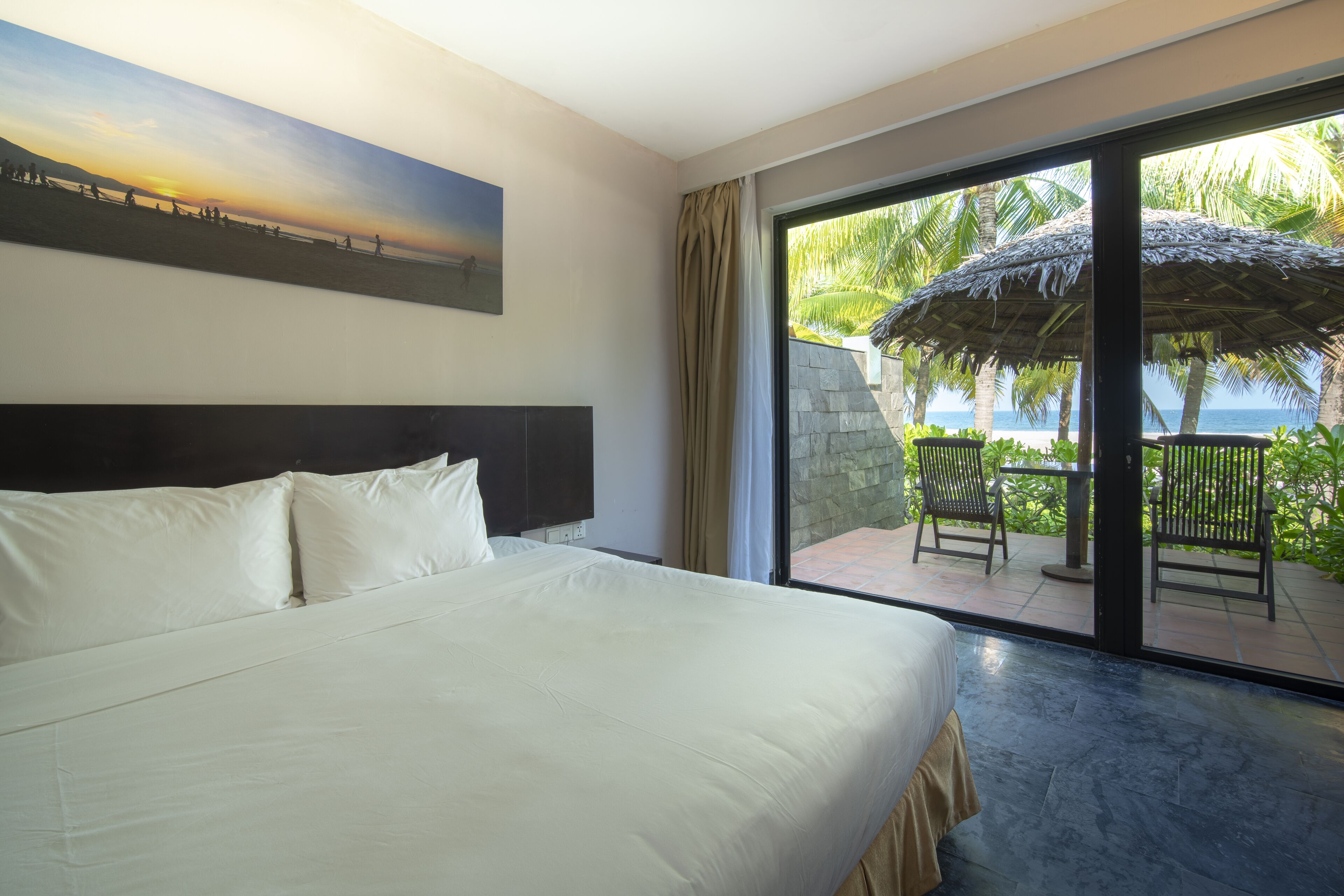 deluxe double room, ocean view | minibar, in-room safe, desk, blackout curtains