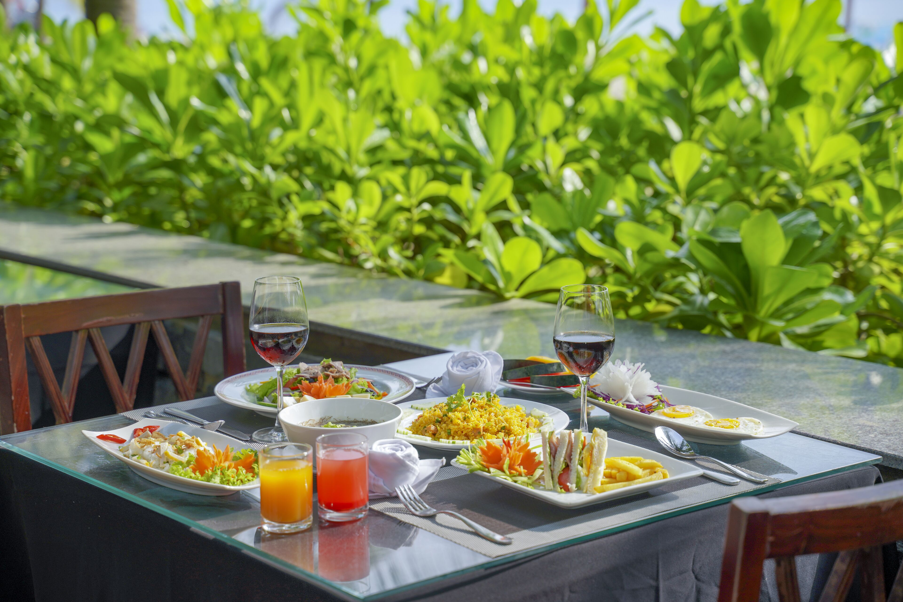 daily cooked-to-order breakfast for a fee