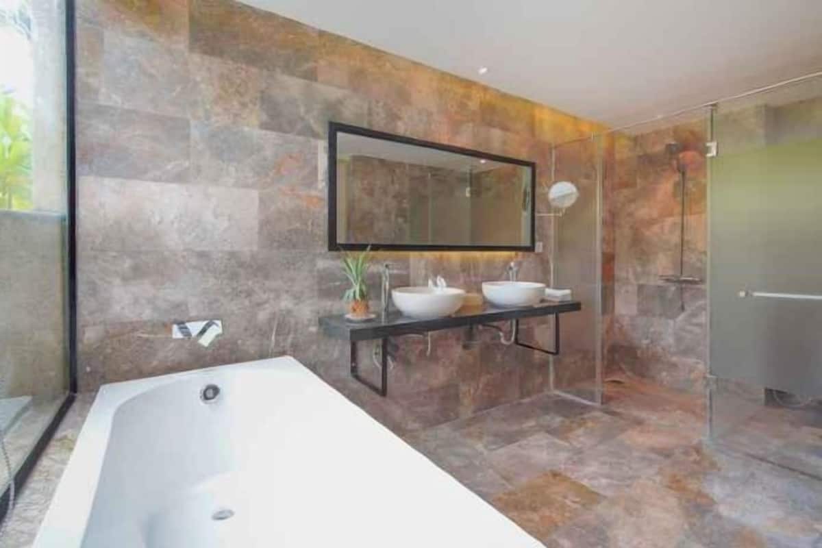 Bathroom | Free toiletries, hair dryer, slippers, towels