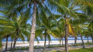 A beach with palm trees and a clear view of the ocean. - Temple Da Nang (Da Nang)