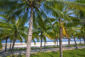 On the beach, white sand, water skiing, windsurfing - Temple Da Nang (Da Nang)