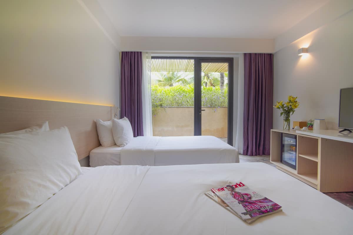 Habitación superior con 2 camas individuales, vista al jardín | Sala de estar | Televisión LED