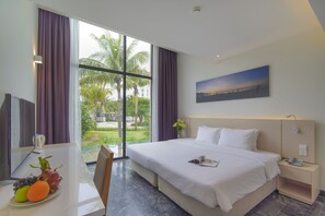 Minibaari, tallelokero huoneessa, työpöytä, pimennysverhot